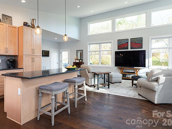 3rd image of 122 Terrace Dr