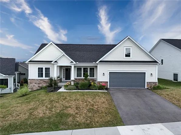 4 Black Wood Cir, Pittsford, NY 14534
