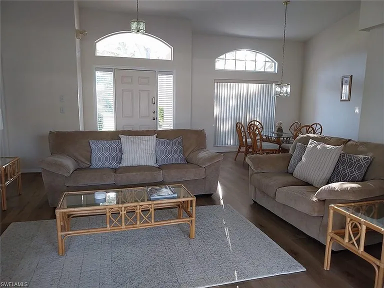 449 Dundee Ct — Photo 3