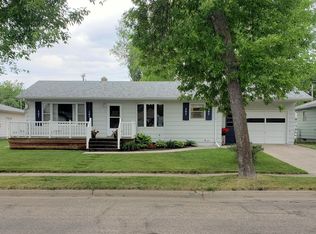 1005 Thomas Ave NE, Jamestown, ND 58401