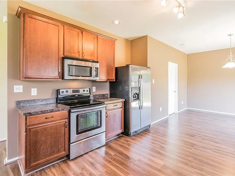 560 Griffith Dr — Photo 6