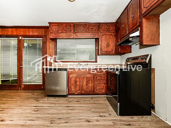 5th image of 4844 Zinzendorf Dr