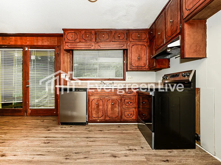 4844 Zinzendorf Dr — Photo 4