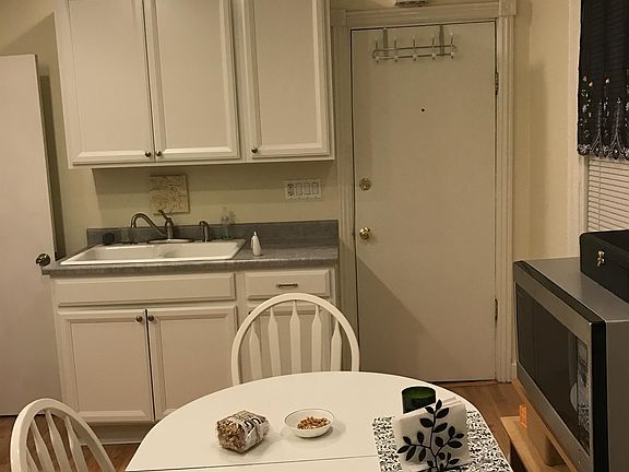 4th image of 905 S Aberdeen St #1F