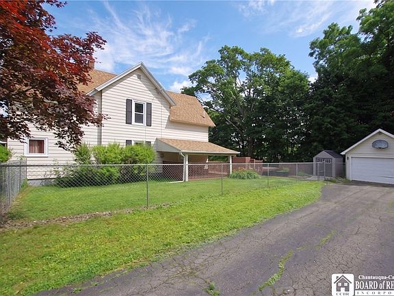4th image of 135 Catlin Ave