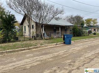 206 S Spring Ave, Nixon, TX 78140