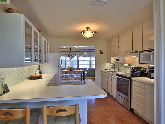 4th image of 35 Beechwood Dr