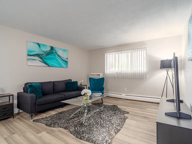 Highland House Apartments — Photo 9
