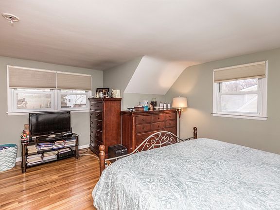 5th image of 567 Hillsdale Ave