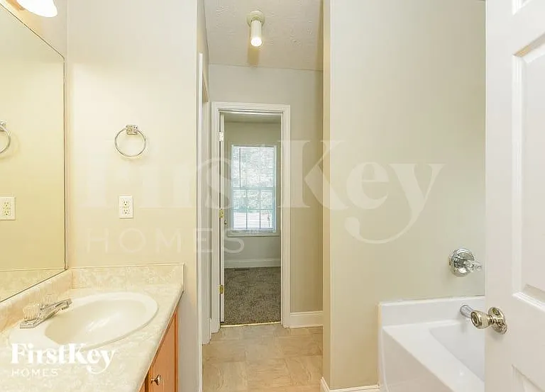 194 Rochester Ct — Photo 10