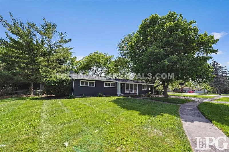 4 bed, 1.5 bath, 1420 sqft, $2,000 — Photo 2