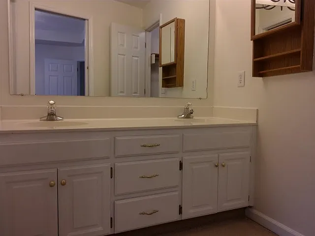 304 Stafford Ct — Photo 6