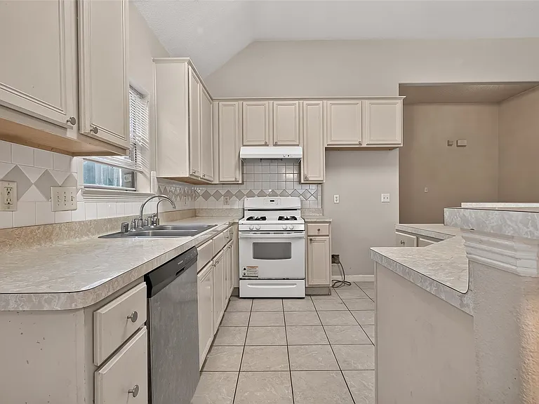 8503 Raybluff Ln — Photo 17