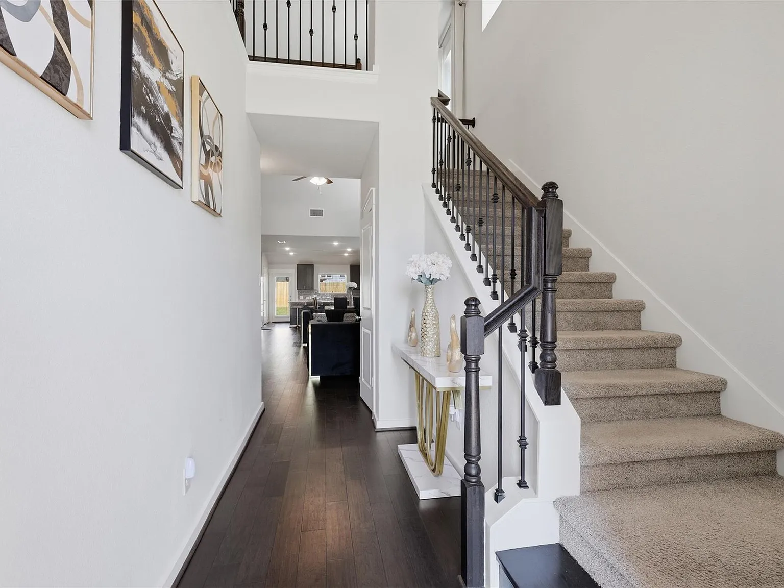3 bed, 2.5 bath, 2310 sqft, $3,000 — Photo 2