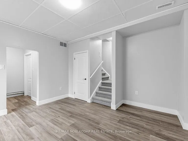 59 Scott Cres #LOWER — Photo 4