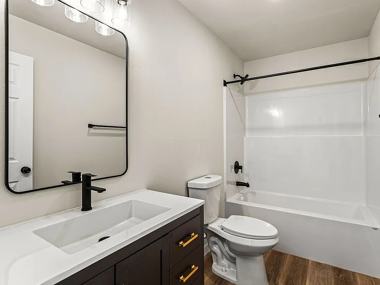 1302 S 14th Ave — Photo 2