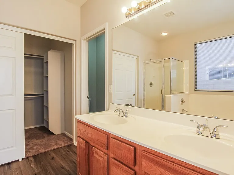 10866 W Chase Ln — Photo 9
