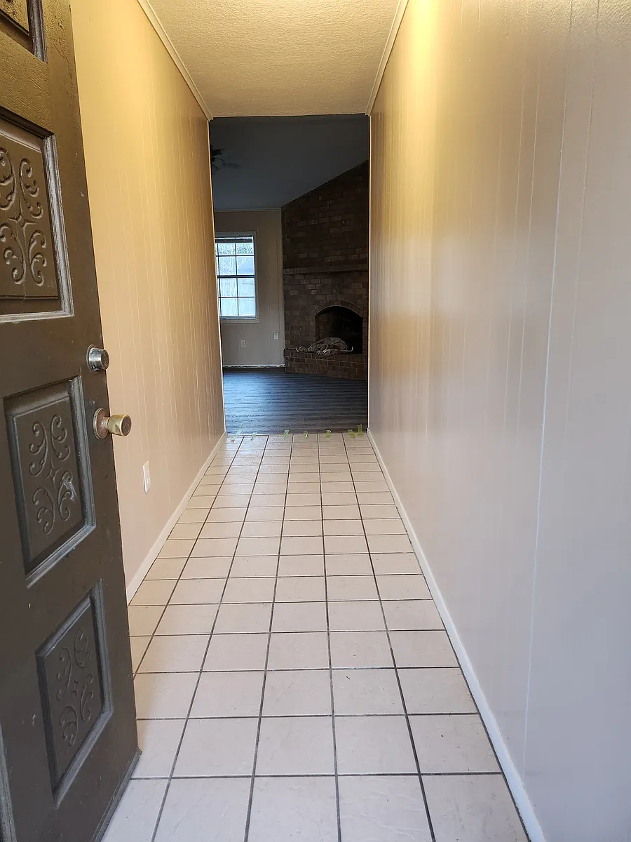 Tiled entry way - 127 Kings Ct #2545-769A