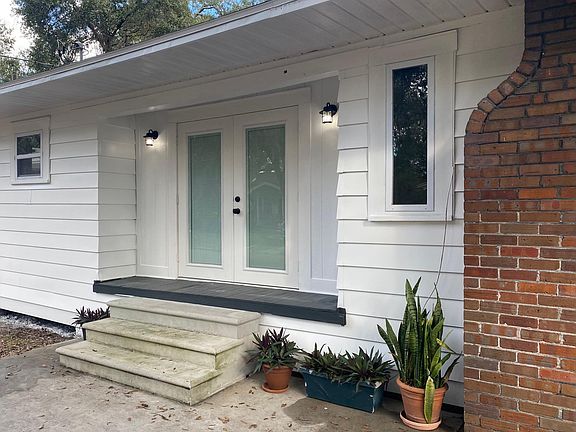 3rd image of 1002 E Powhatan Ave