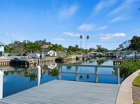 5173 Horseshoe Pl NE, Saint Petersburg, FL 33703