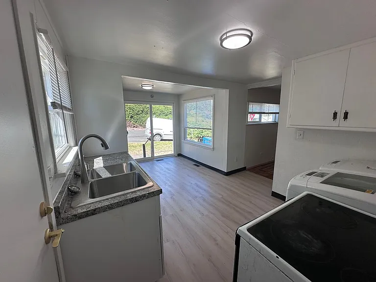 702 SE 8th St — Photo 3