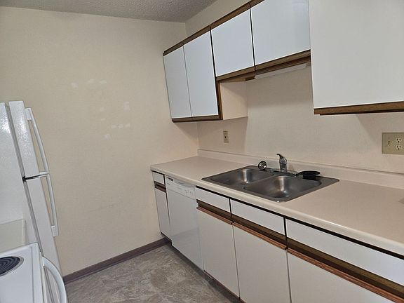 5th image of 913 6th Ave NE APT 301