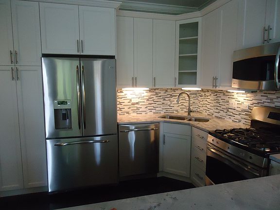 4th image of 3342 N Southport Ave