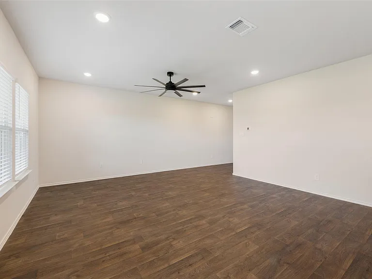 321 Sandringham Loop — Photo 2