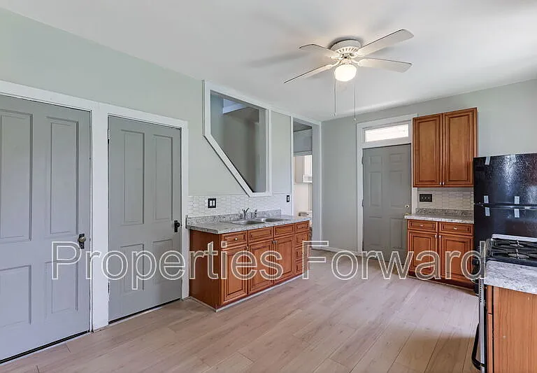 673 E Sycamore St — Photo 10