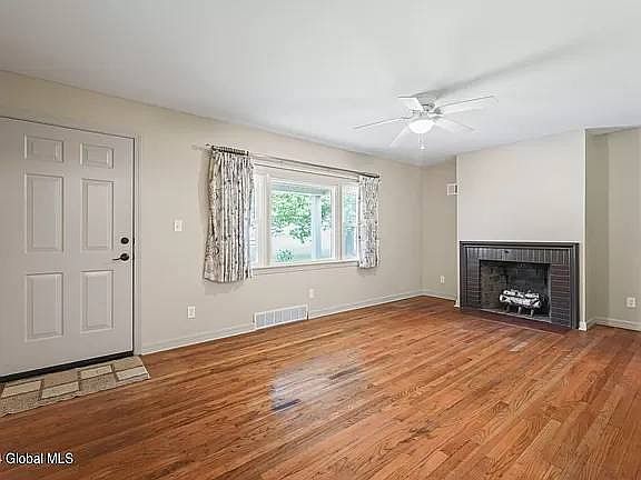 5th image of 19 Buell Ave