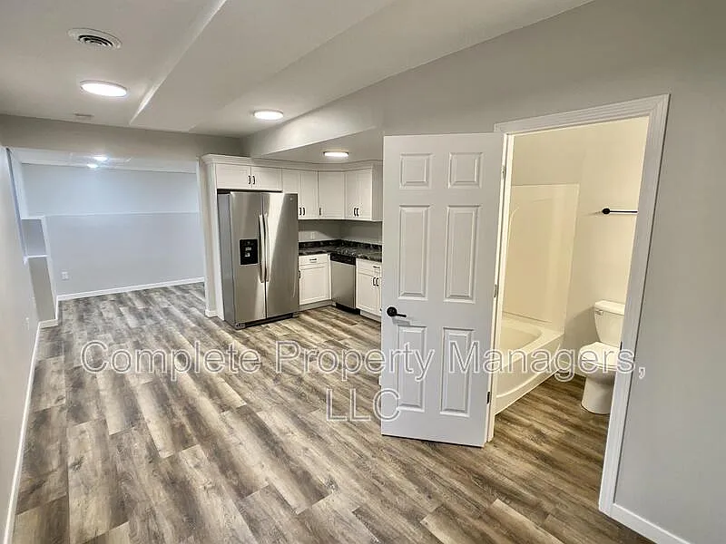 930 S Broadway Ave — Photo 2