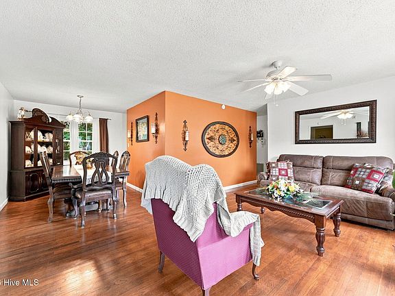 4th image of 403 Hickory Court