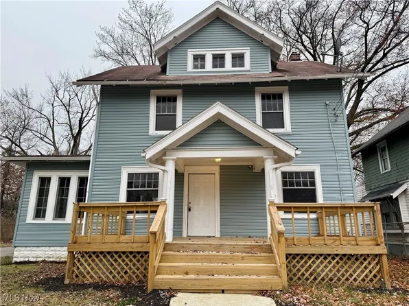 364 Beechwood Dr, Akron, OH 44320