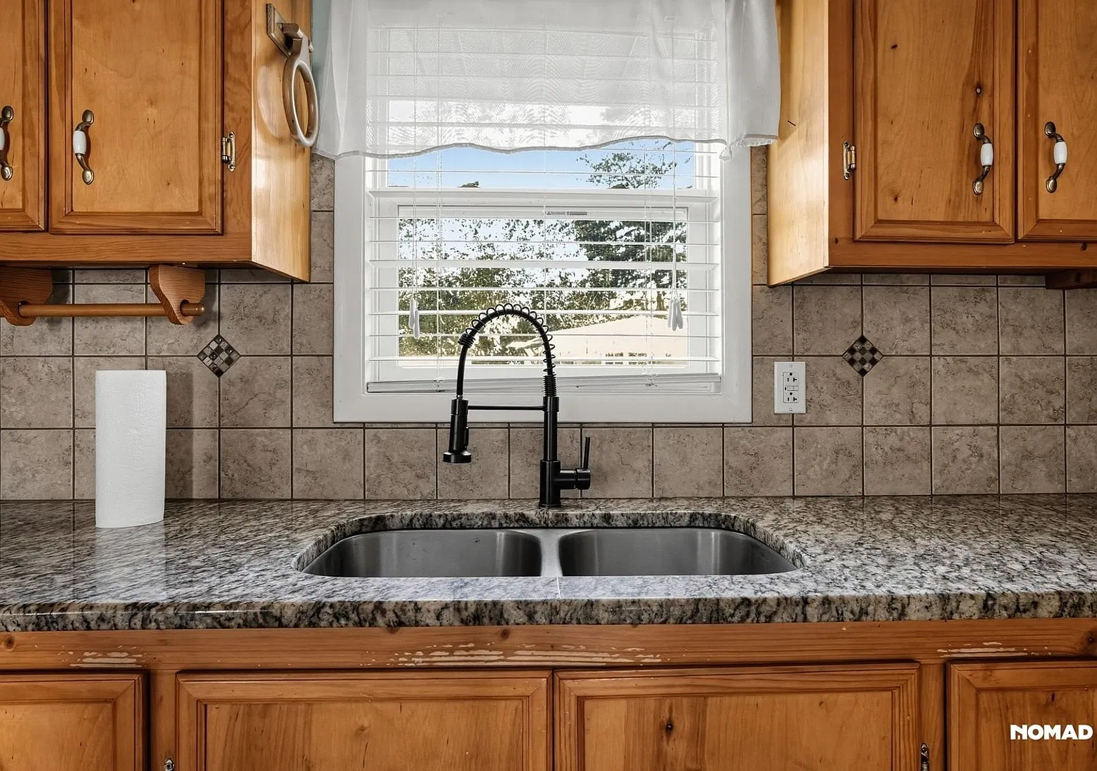 3BR Home + Sunroom & Detached Bonus Space — Photo 4