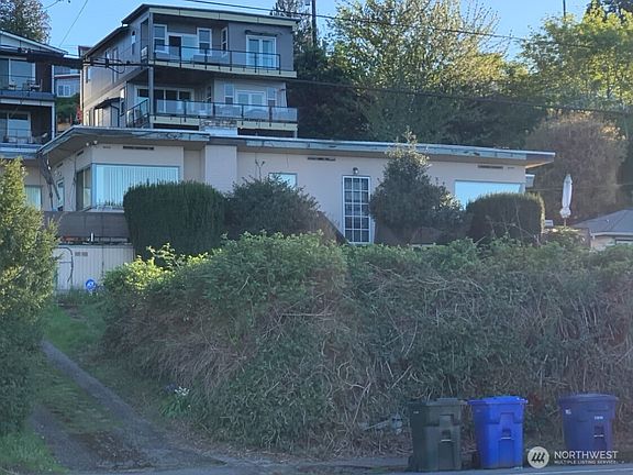 4th image of 10451 Rainier Avenue S