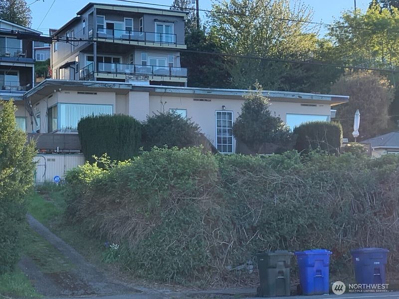 4th image of 10451 Rainier Avenue S