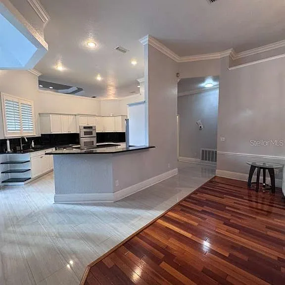7600 Debeaubien Dr — Photo 10