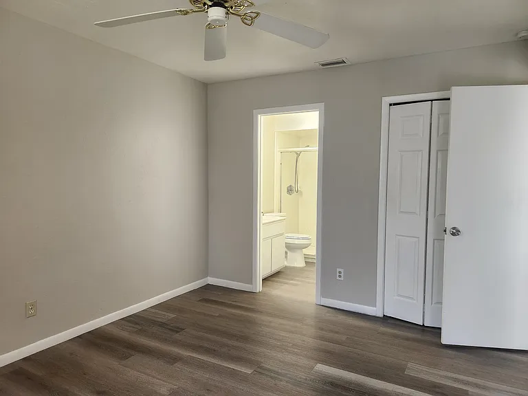 232 NE 16th Pl #3 — Photo 11