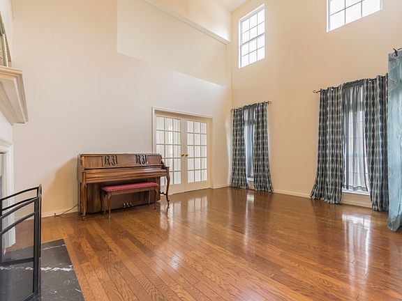5th image of 634 Pepperbush Ct