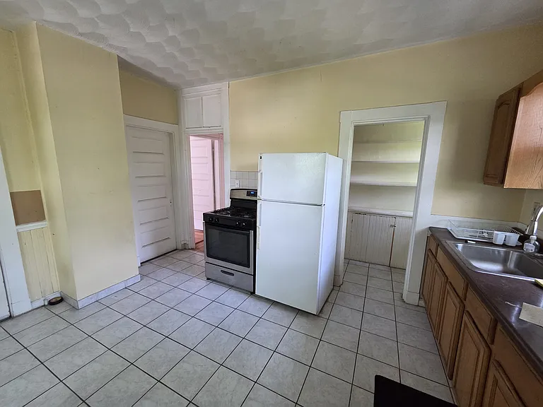 77 Walnut St #1 — Photo 4