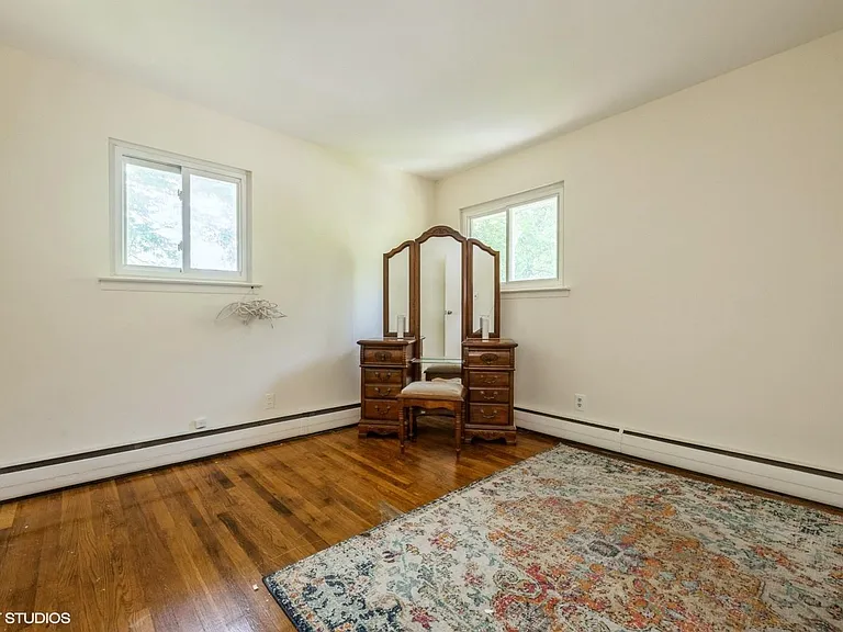 472 Essex St — Photo 11