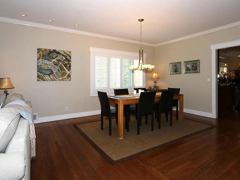2050 Brewster Ave — Photo 10