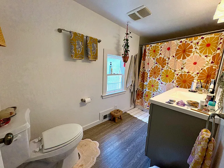 Bathroom with Full Bathtub and Shower. 1st Floor