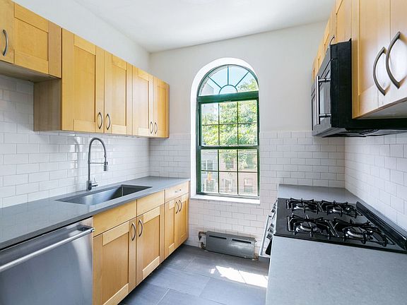 3rd image of 288 Ainslie St APT 2L
