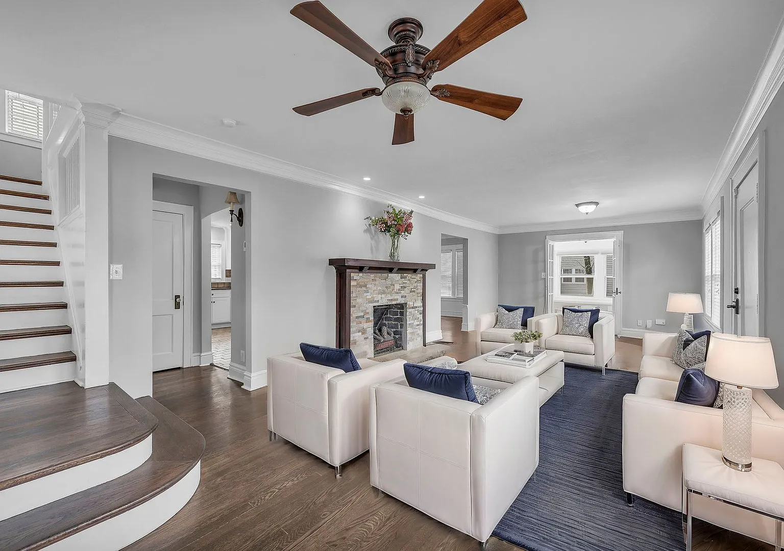Gorgeous East Crestwood Home — Photo 3