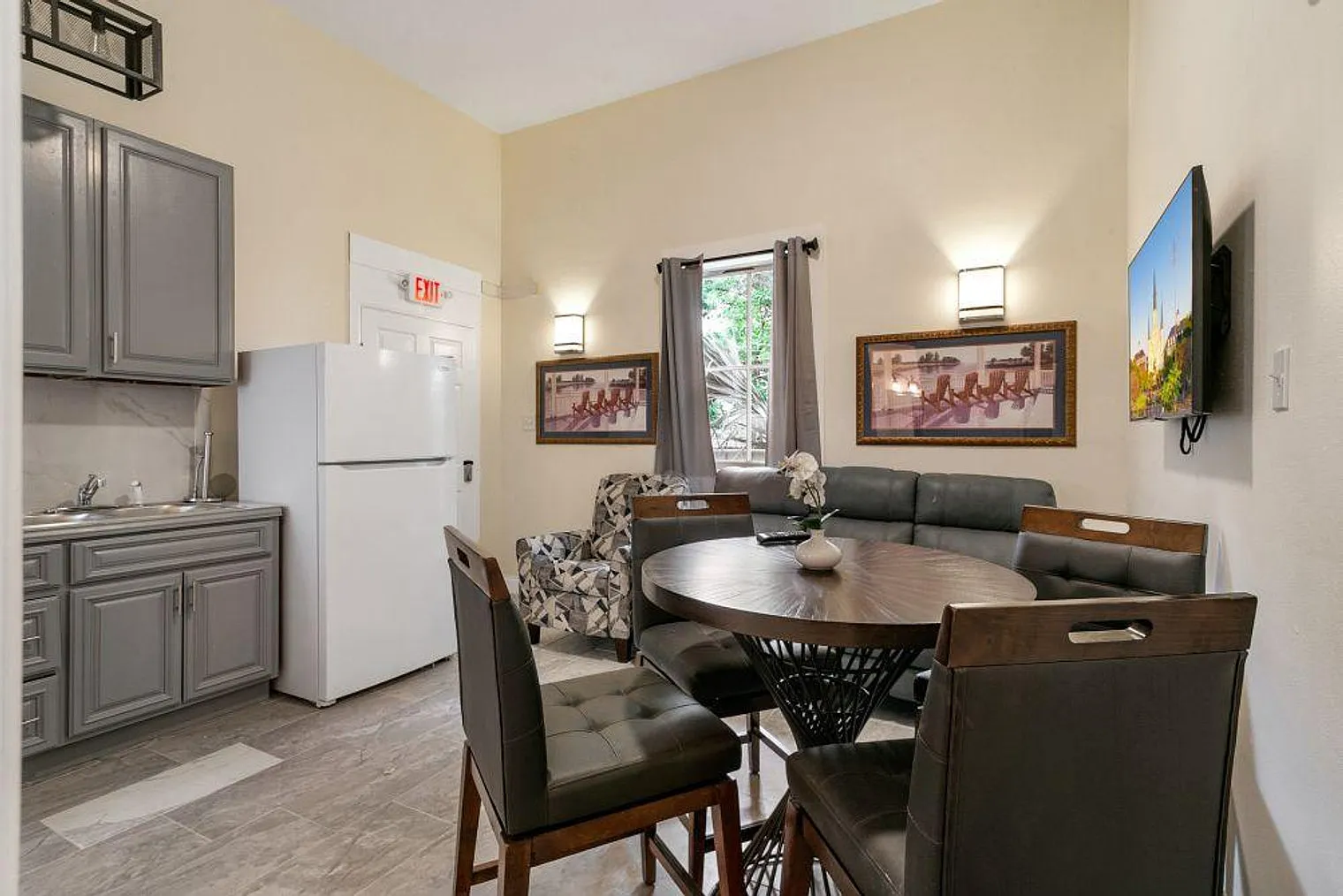 2 bed, 1.0 bath, 592 sqft, $8,323 — Photo 2