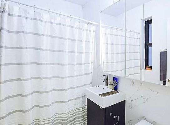 3rd image of 155 W 71st St APT 1G