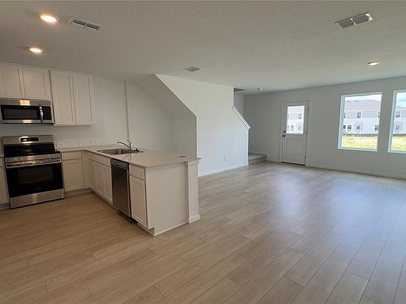 2nd image of 831 Lynx St