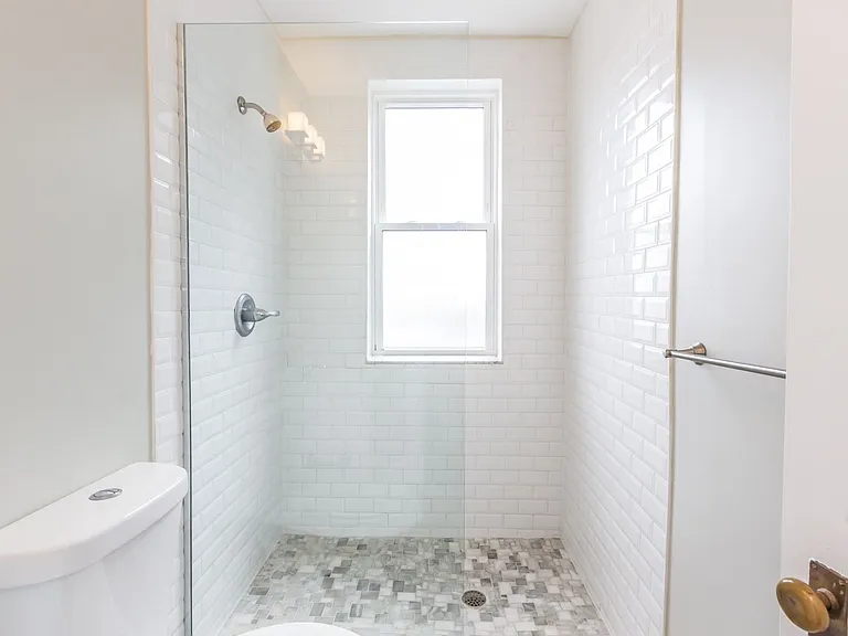 Charming Renovated Apartments in the Heart of Ardmore — Photo 15