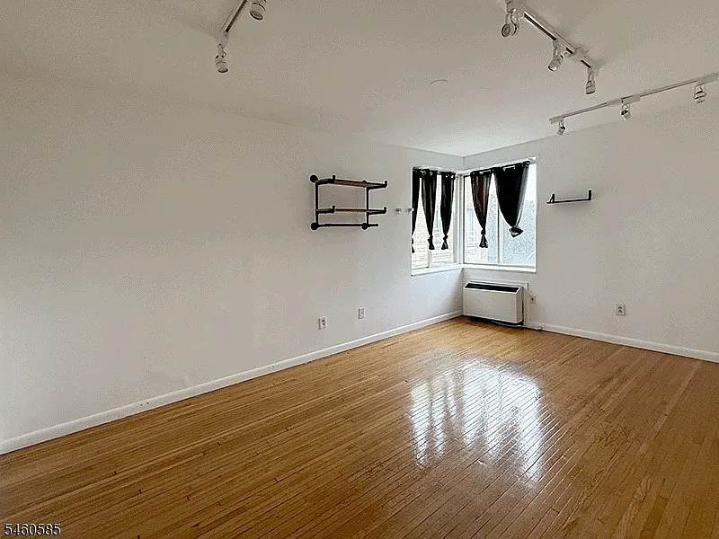 1 bed, 1.0 bath, $1,800 — Photo 4